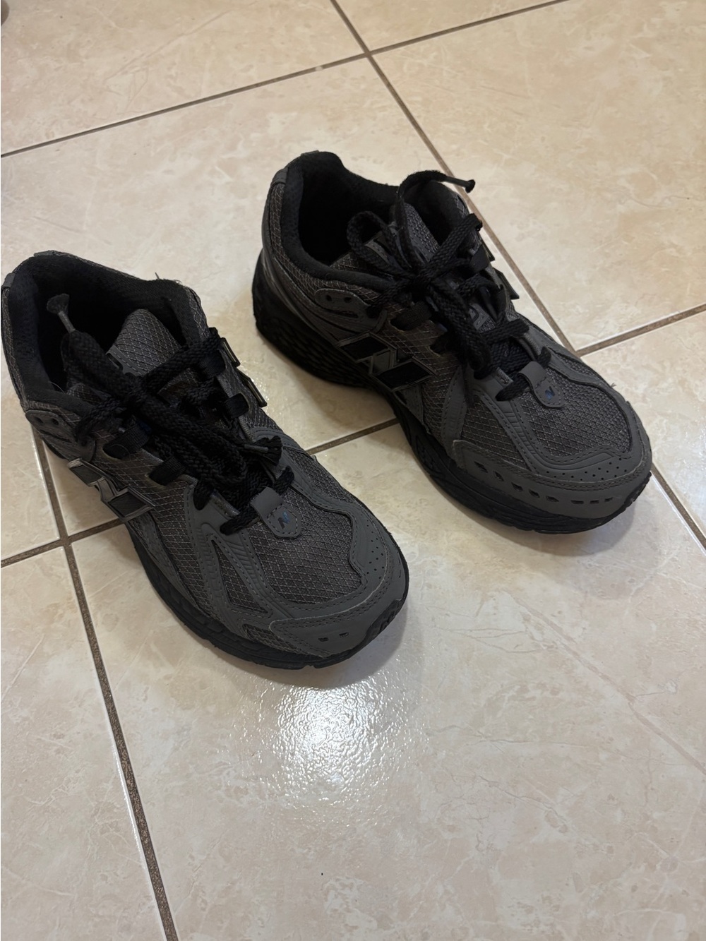 New Balance Gray and Black Trail-Style Sneakers Boys size 4 - Picture 15 of 15